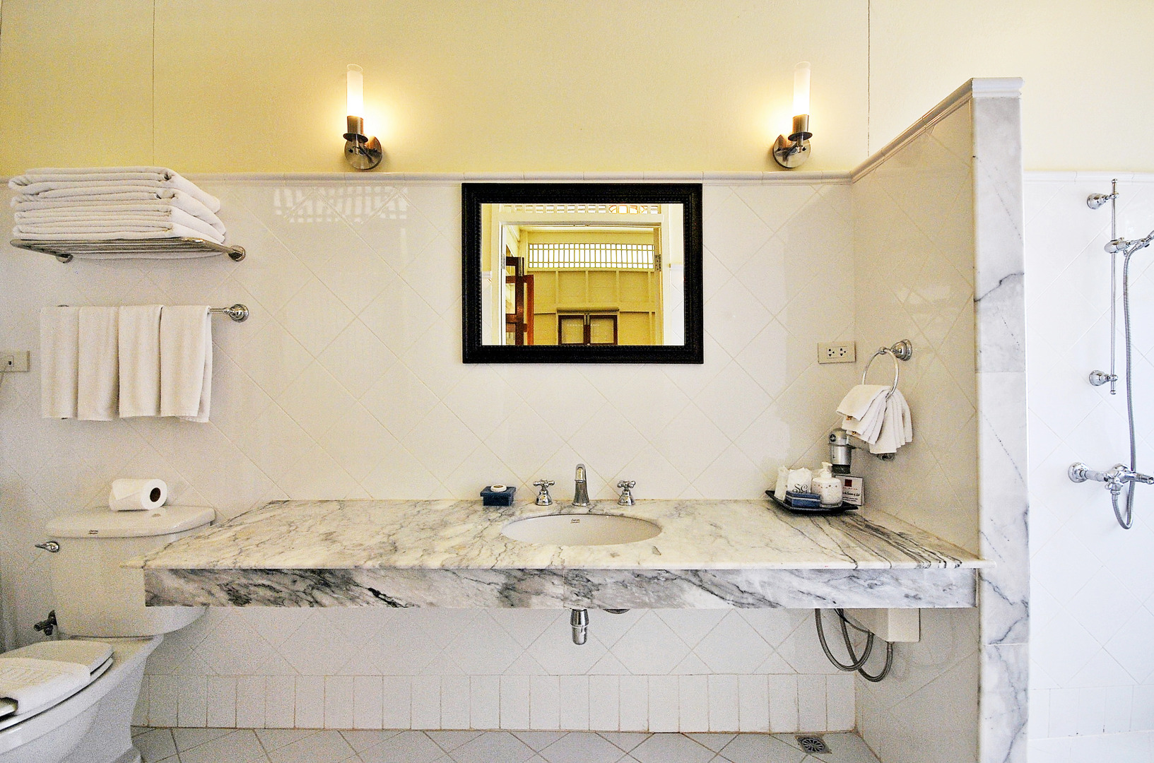 Baan Bayan Beachfront Hotel