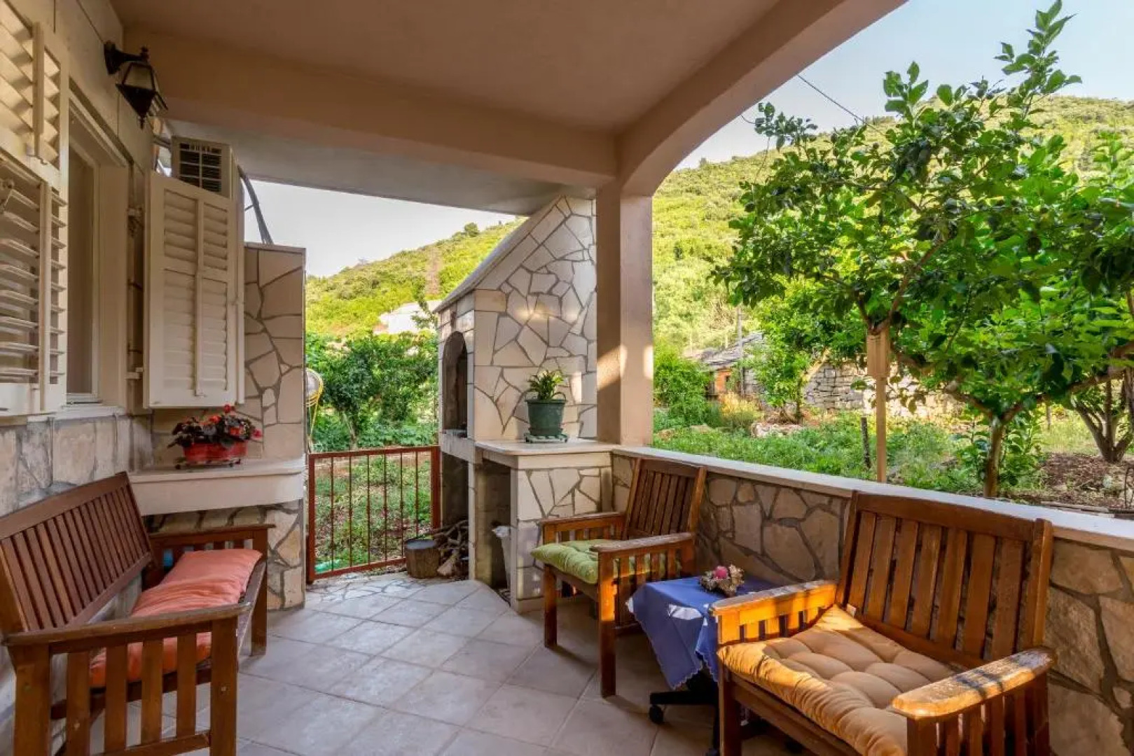 Divna Apartments and Rooms