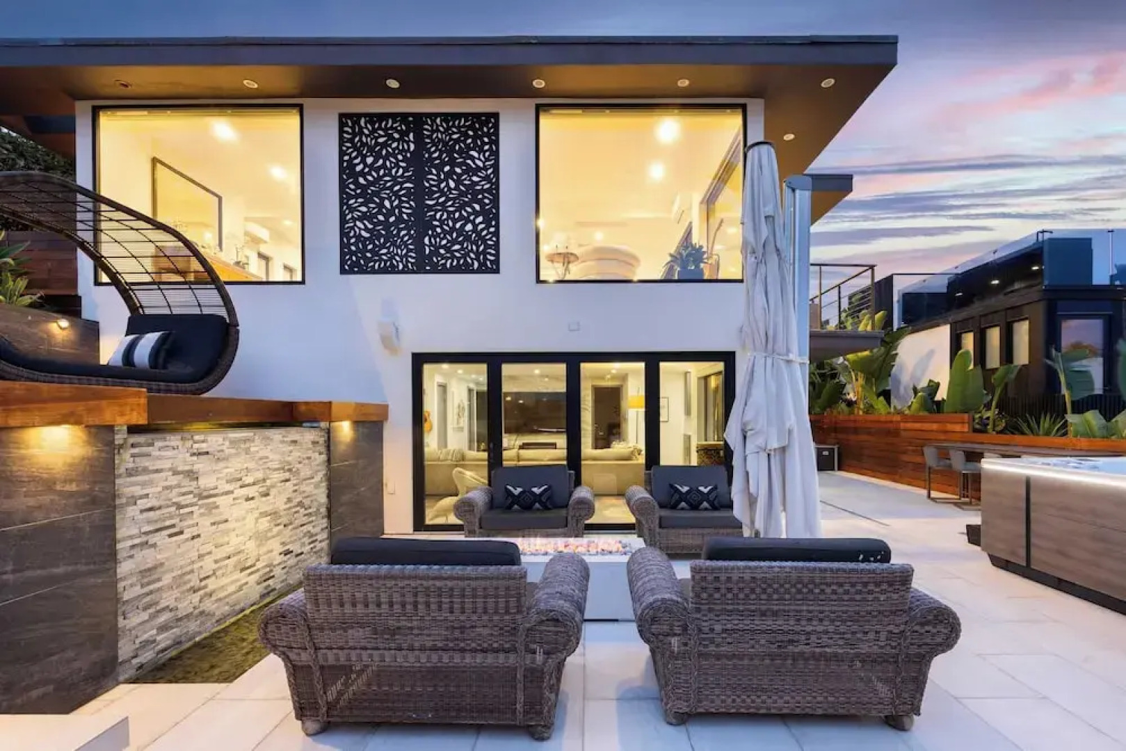 Steps to Beach+shops, Oceanview, Hot Tub+firepit Moonlight Modern by Avantstay