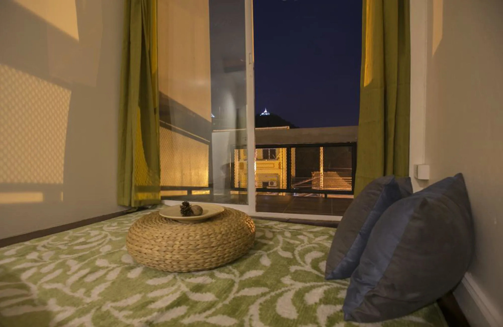 Chedi View Hostel & Rooftop Bar