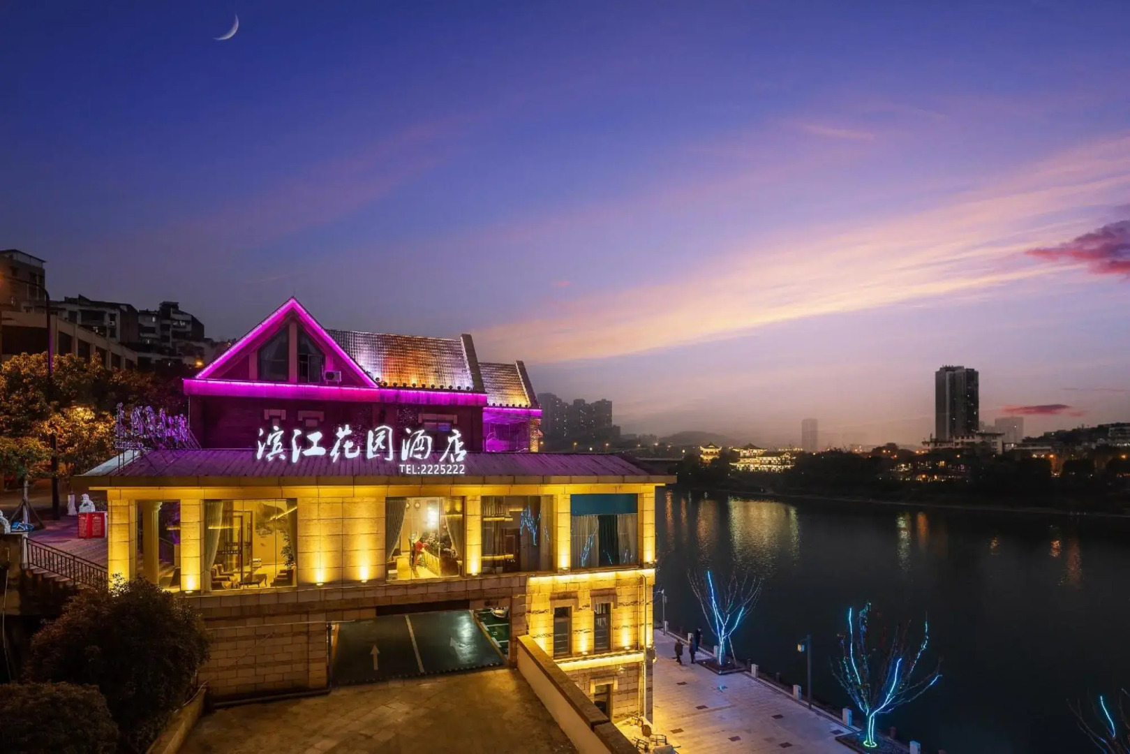 Neijiang Riverside Garden Hotel
