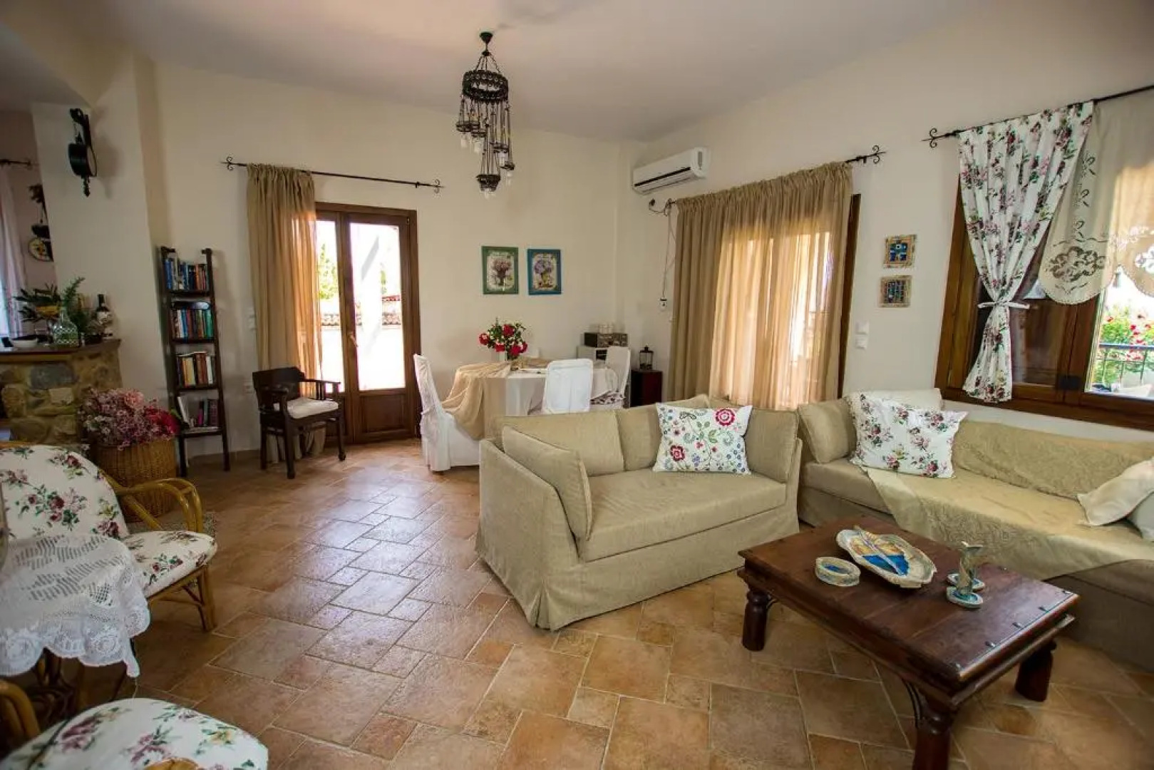 Rustic, luxurious,garden villa 70m from the sea