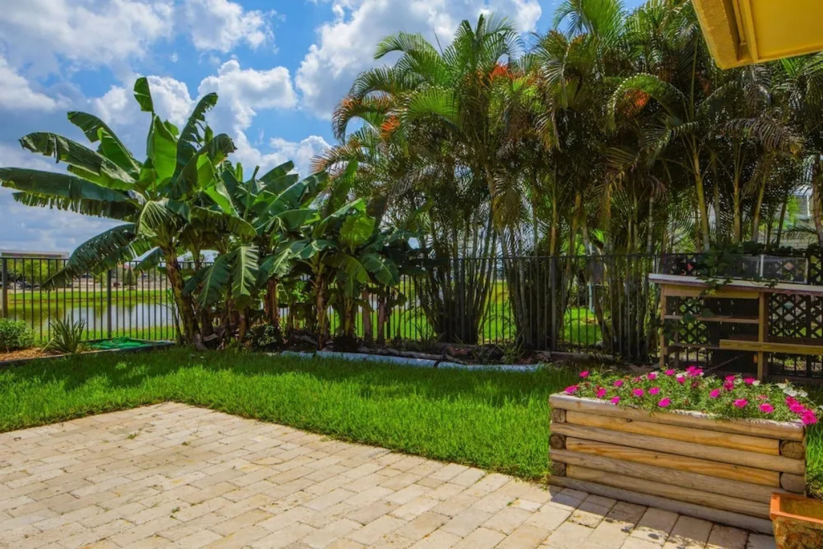 Golfview - Short Term Rental Certified by Weston. Private & Sanitized, Perfect for Social Distancing & Working From Home. Self Check-in. Private Pool, Pet Friendly. Super-host Support