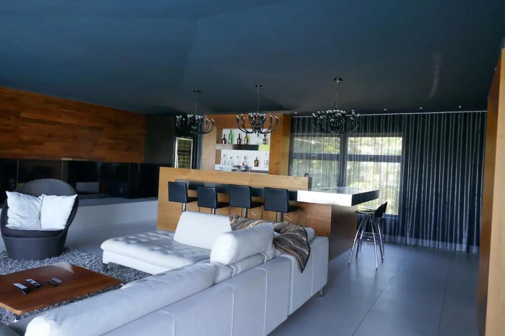 Contemporary Style With Amazing View 3-4 Br