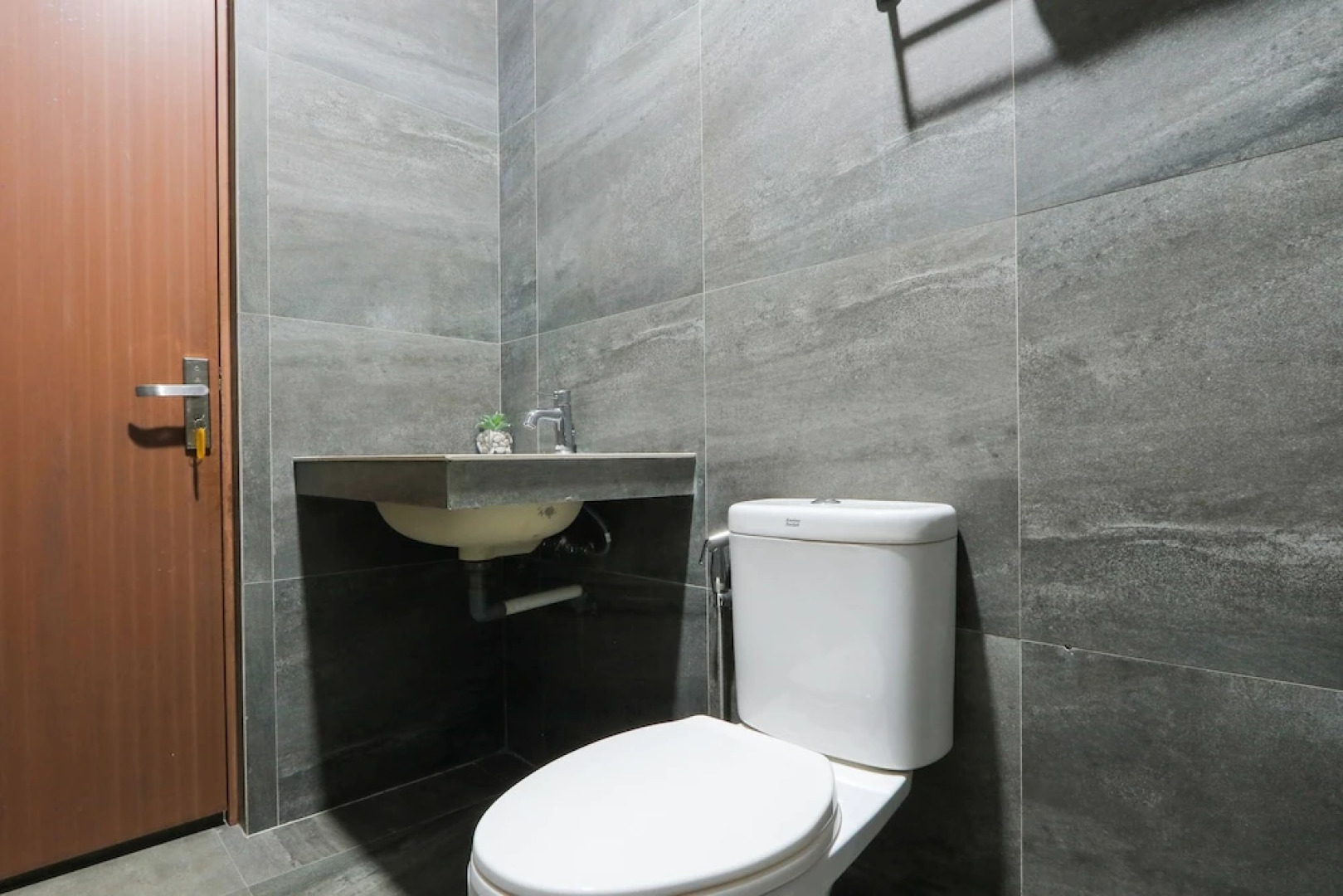 OYO 2267 Albani's Family Residence