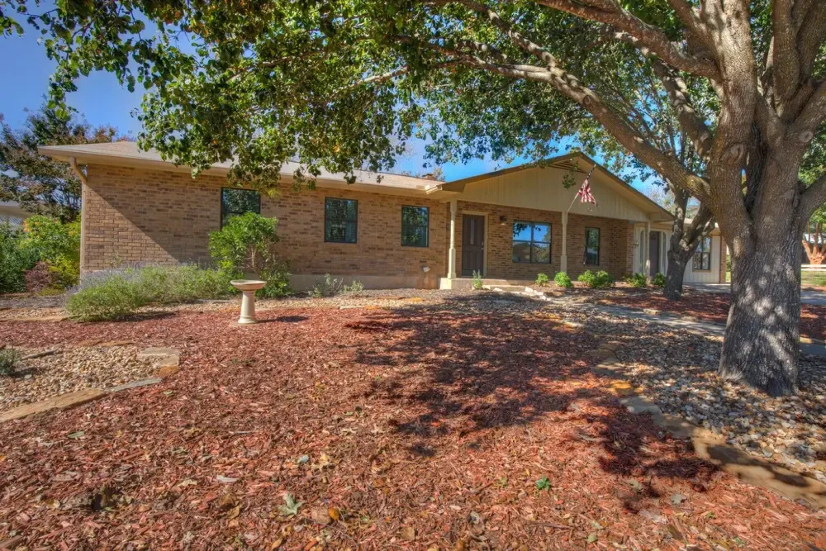 Huge Luxury Home Hot Tub and Sauna 2 mi to Dwntn