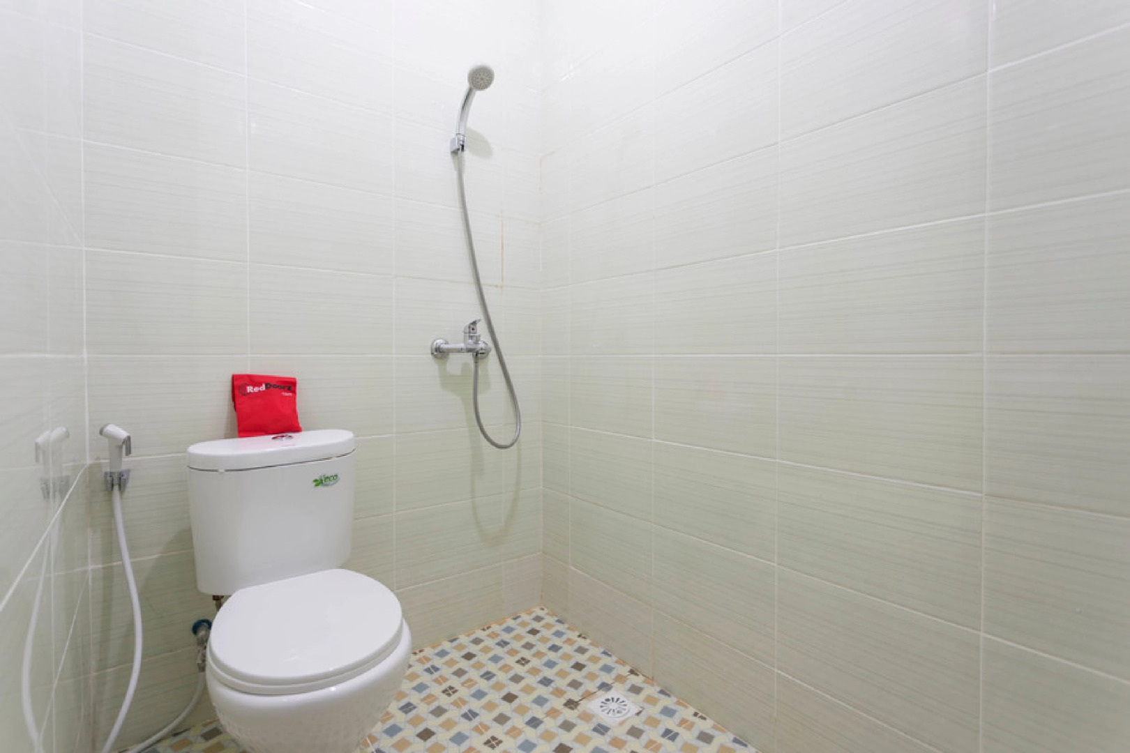 RedDoorz Plus @ Boulevard Residence BSD