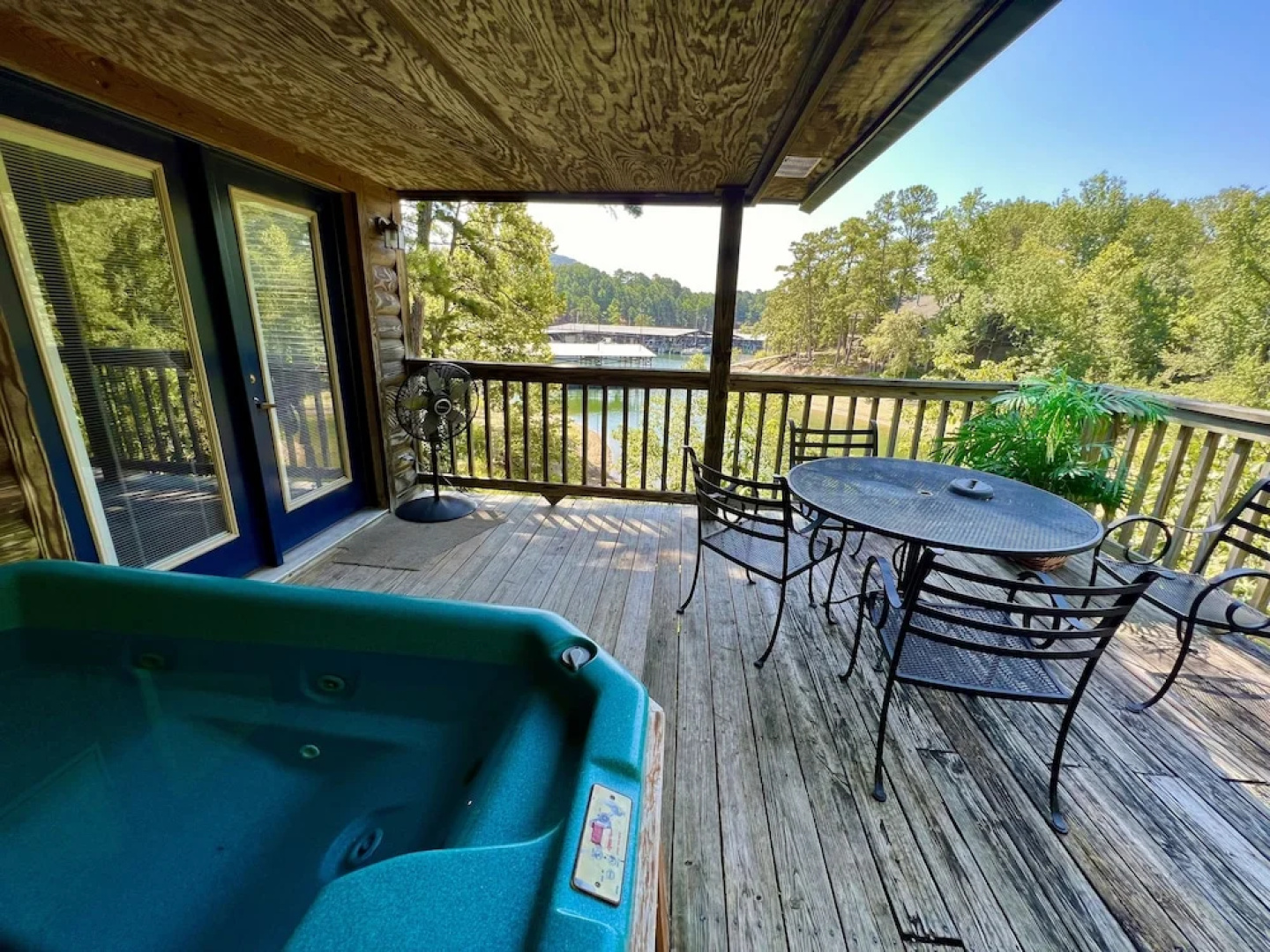 Luxury, loft, log-sided two bedroom Harbor North cottage on Lake Ouachita. by RedAwning