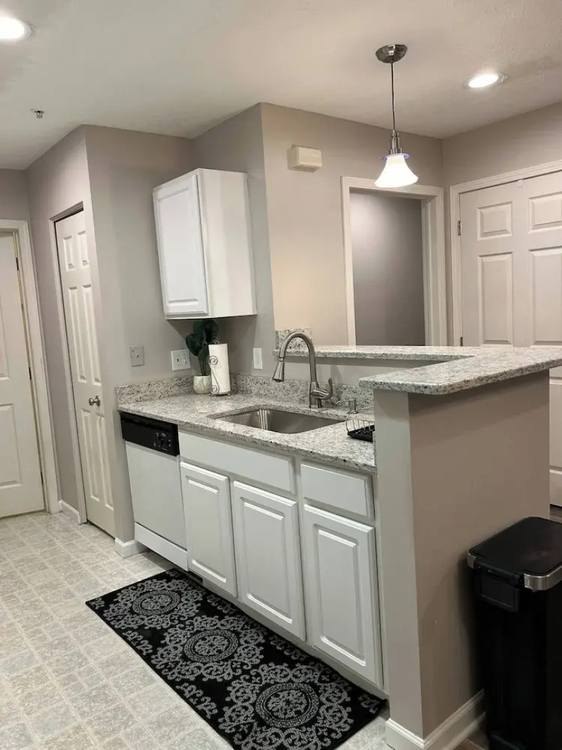 Fantastic Get Away Condo In Strongsville!