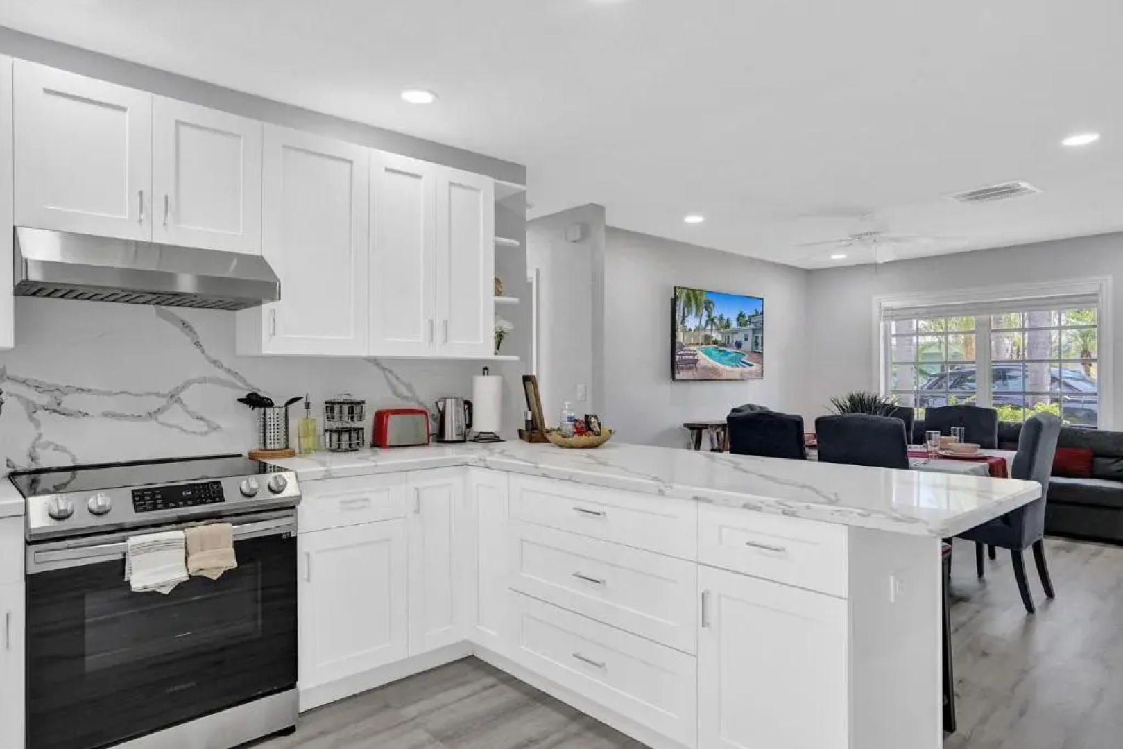 Modern 4bdr Home With Pool By The Beach