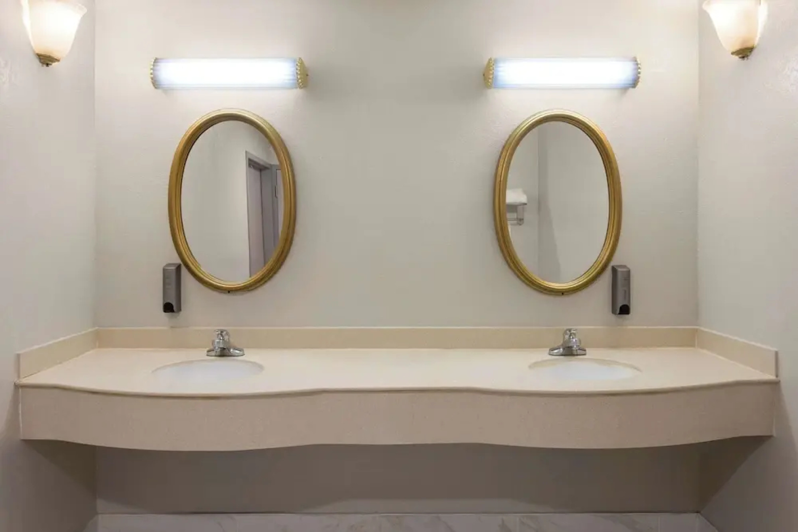 Days Inn & Suites Albany