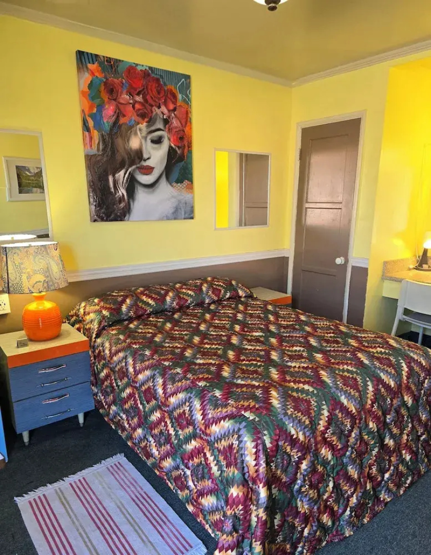 The New Star Motel with Studio-Kitchens: 1950s Extended-Stay Lodging and Retreat Center