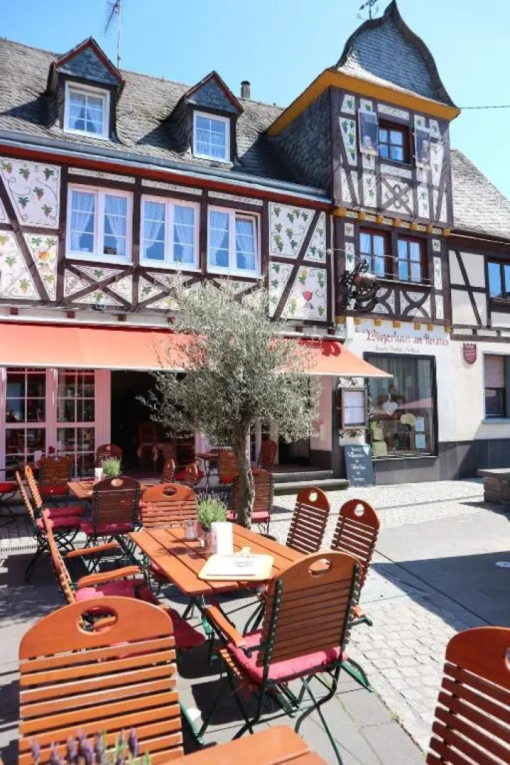 Winzerhäuschen am Brunnen