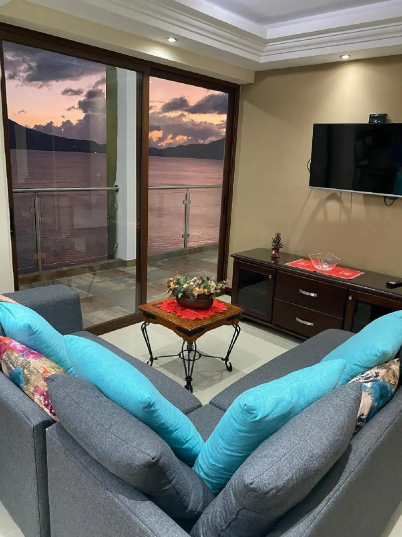 Torres de Atitlan 4 Bdrm-3 Bthrm Full Floor - for 10 people