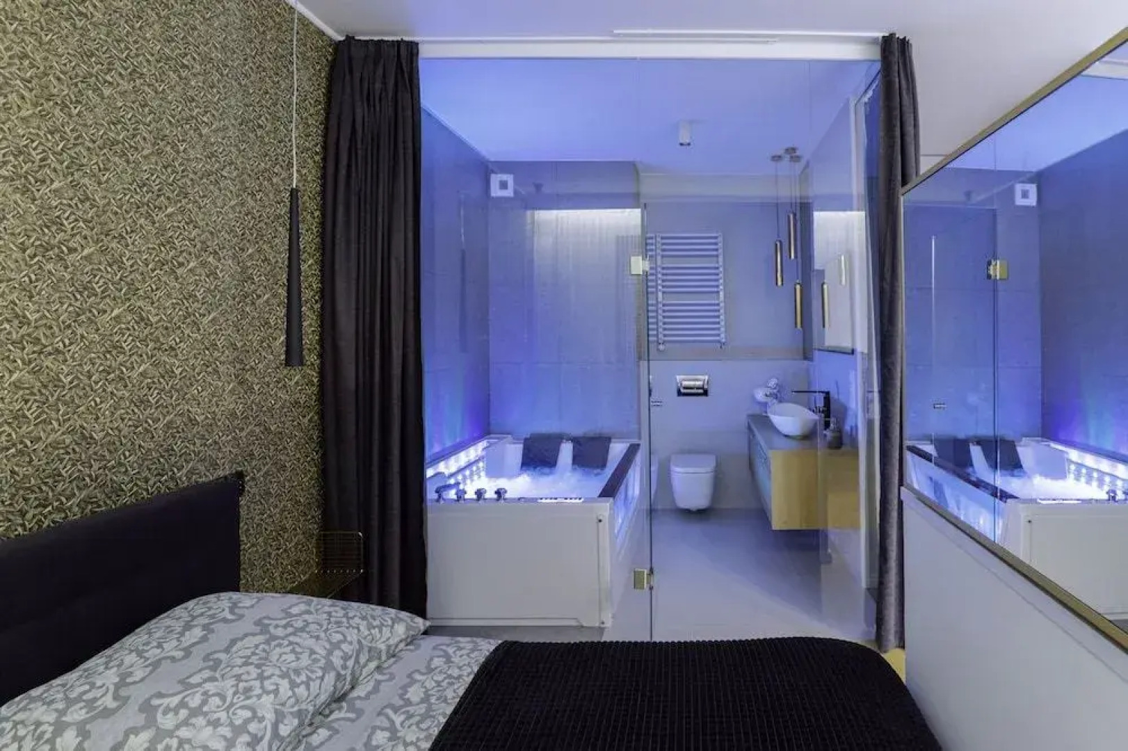 Jacuzzi Glass-House Central Station