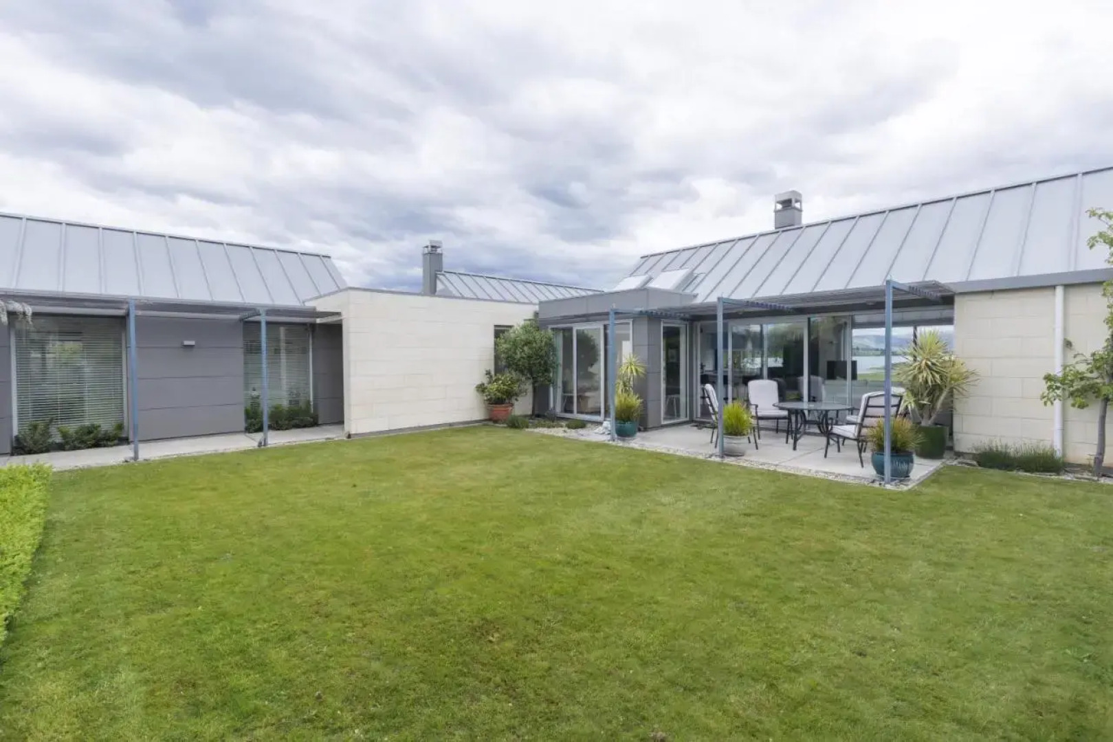 The Lakehouse - Cromwell Holiday Home