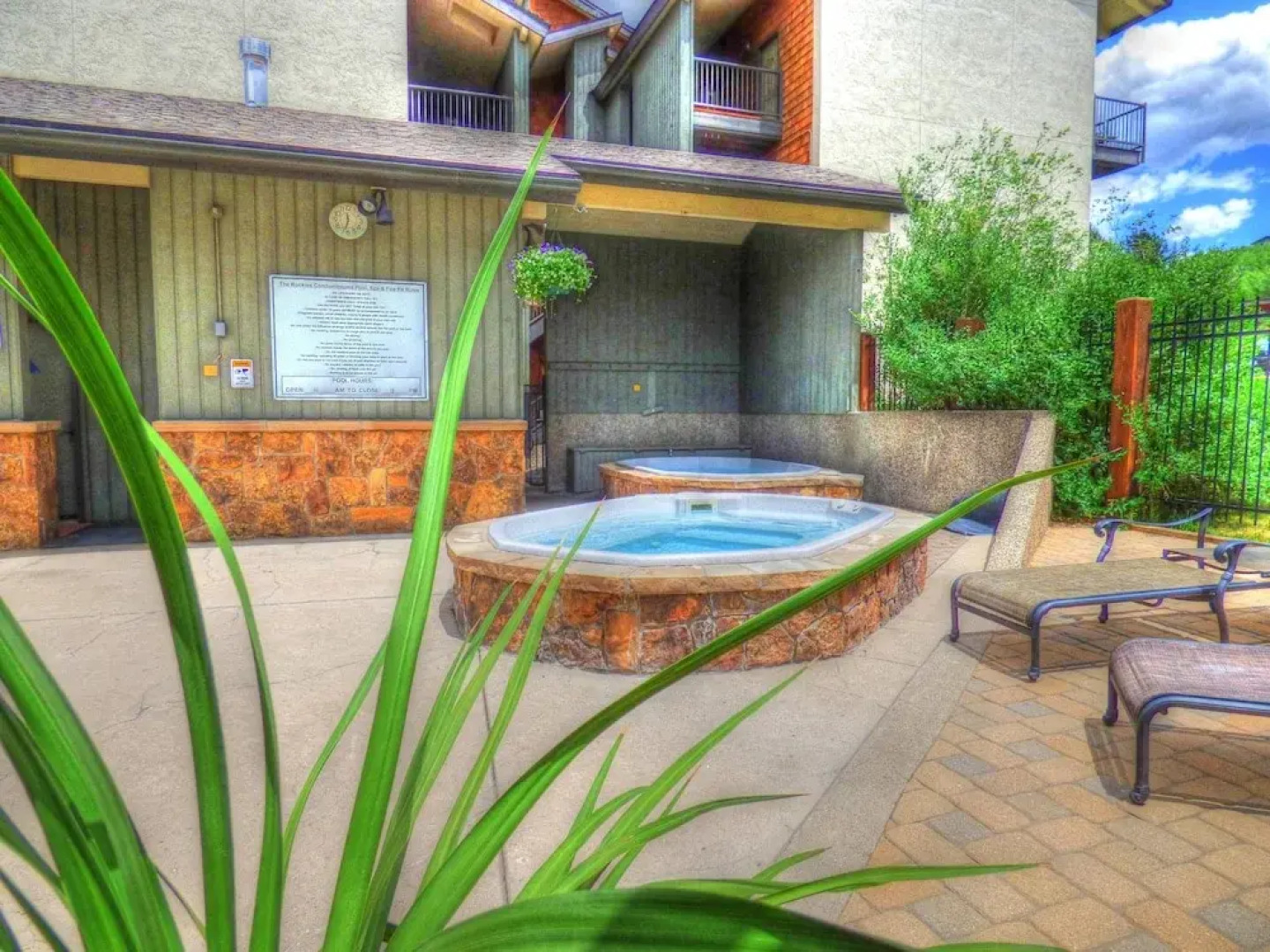 2 Level Unit w/ Pool Hot Tubs Private Deck