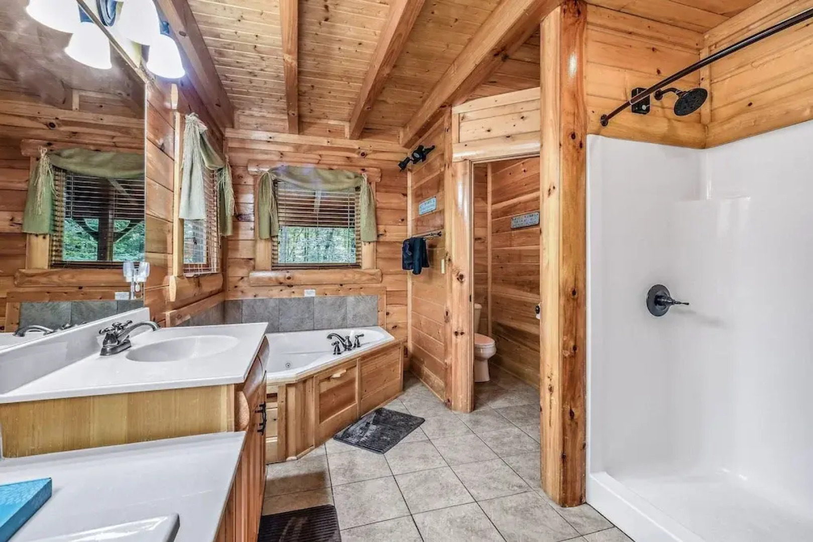 A Mountain Spirit 3 Bedroom Cabin by RedAwning