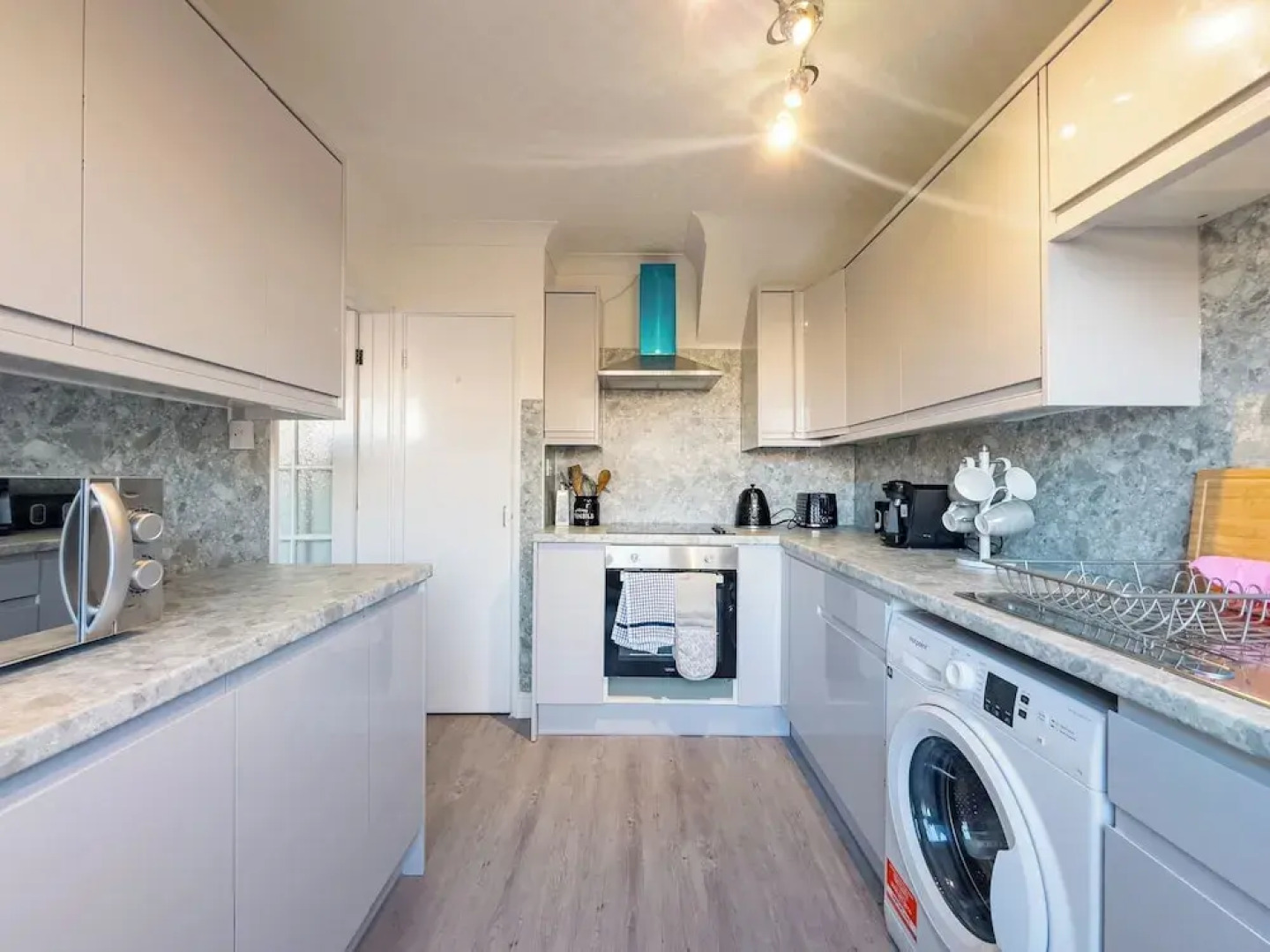 House - Sleeps 7, Private Garden & Parking