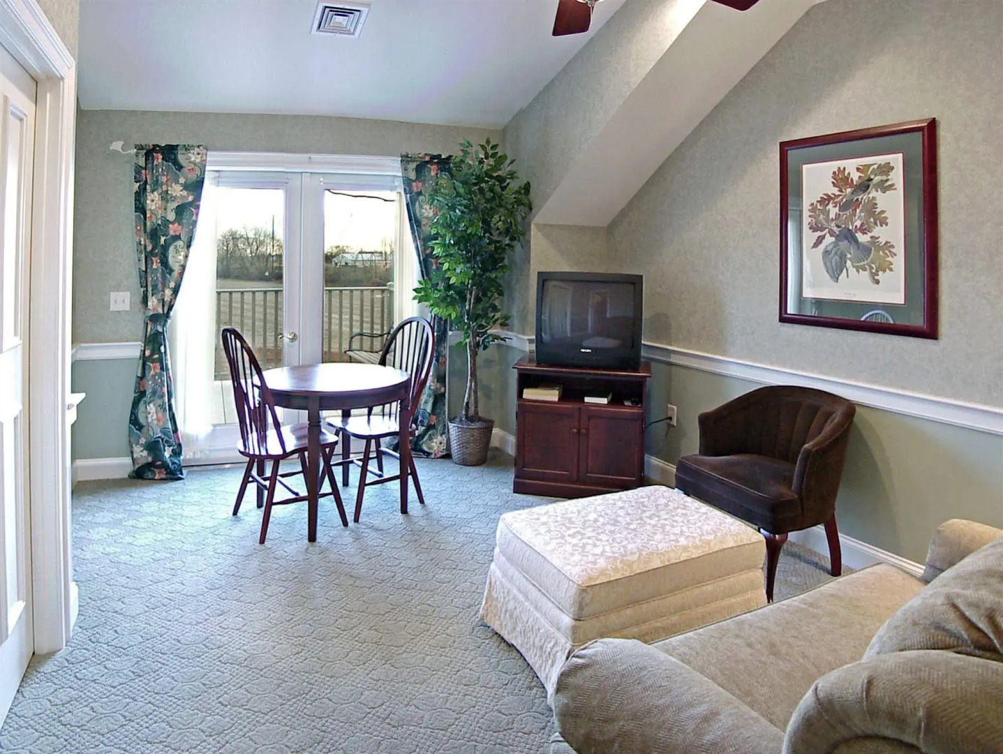 Bird In Hand Village Inn & Suites