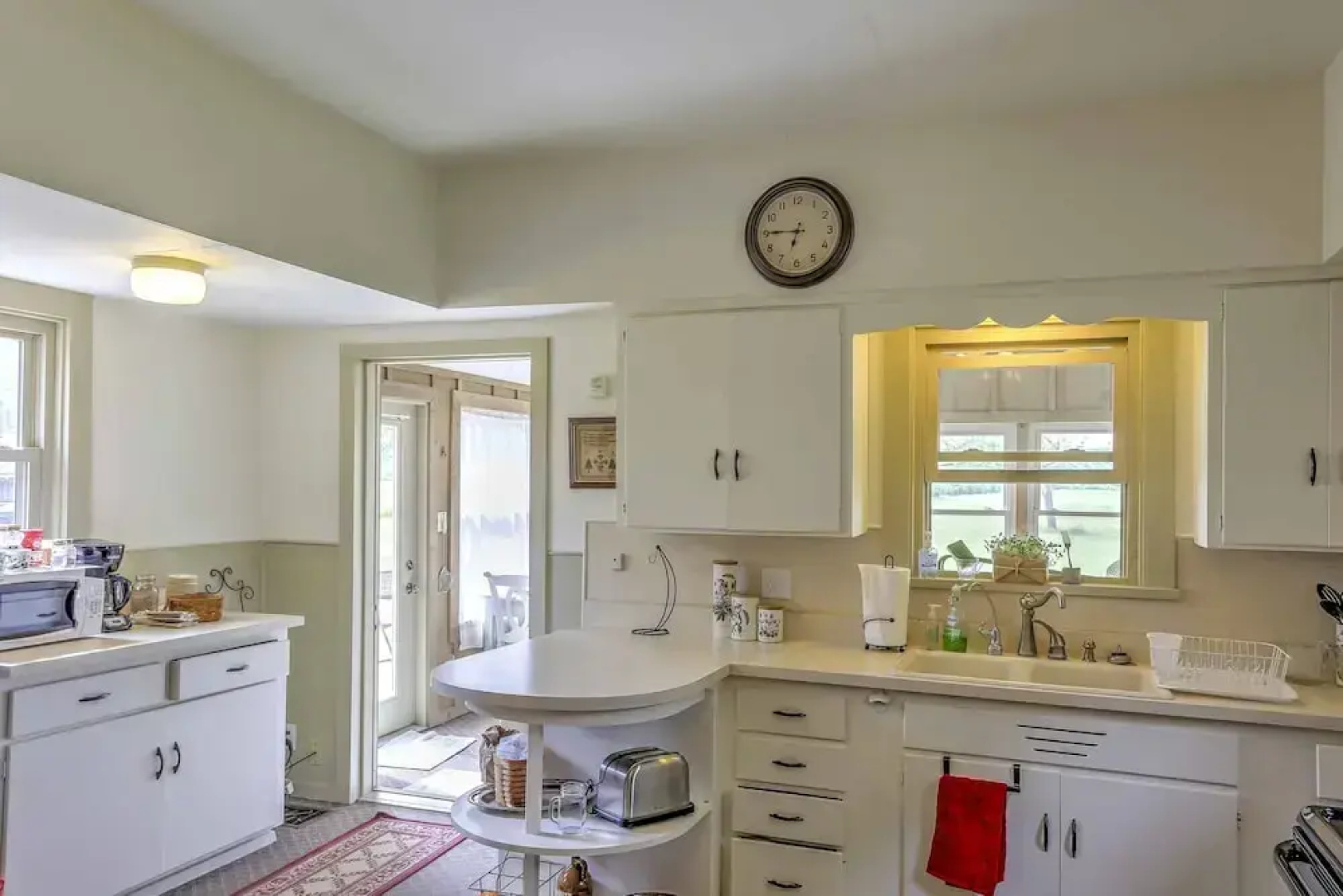 Historic Ottawa Lake House: Deck, Barn + 96 Acres!