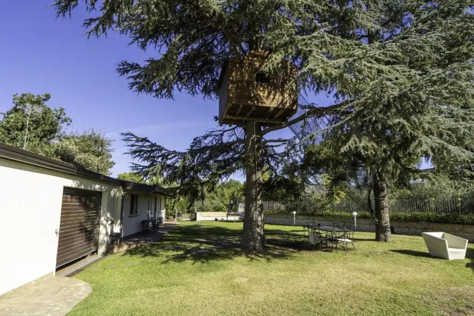 Villa Romeo with tree house