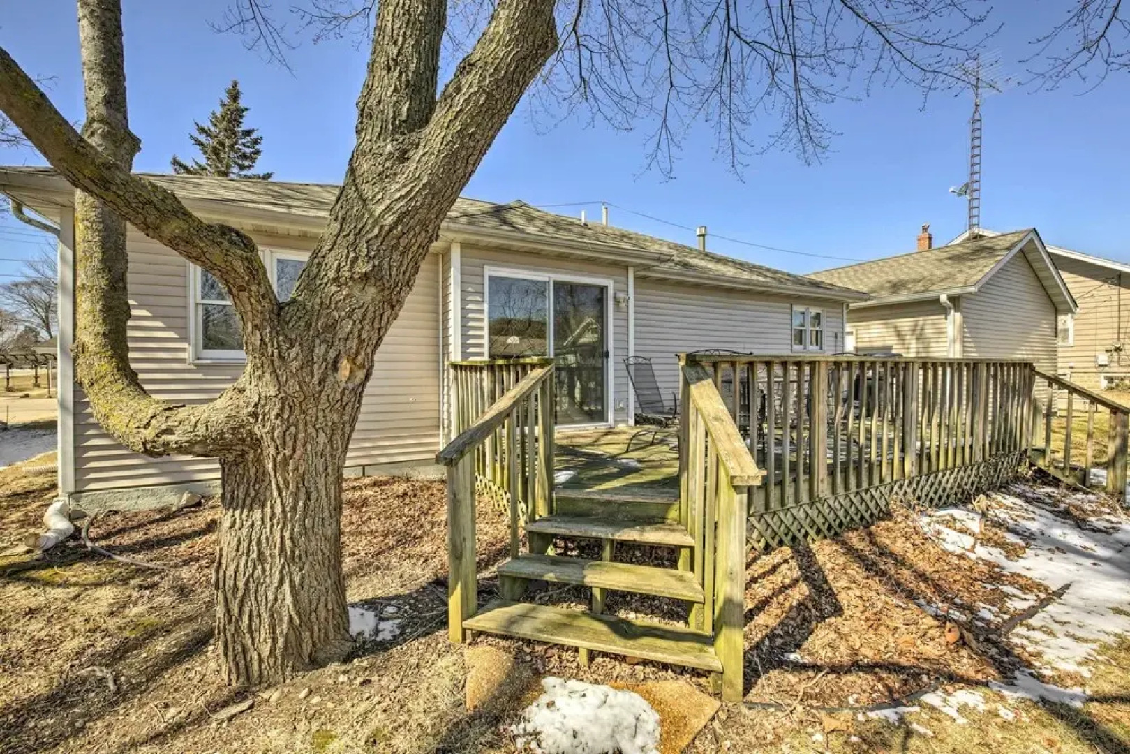 Twin Lakes Escape w/ Deck < 1 Mi to Beach!