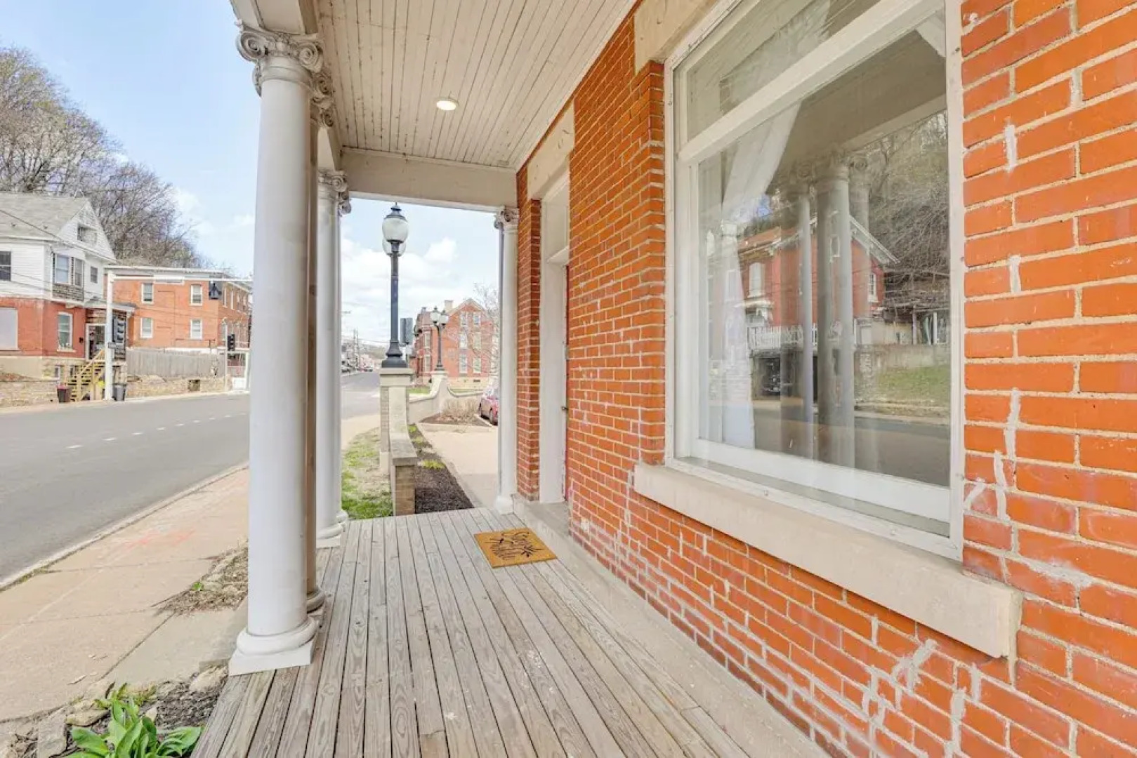 Walk Downtown: Inviting Historic Home in Dubuque!