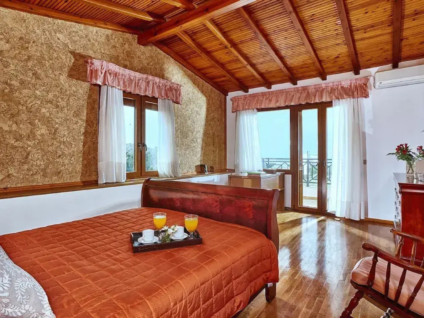 Fantastic Holiday Home in Karteros With Pool