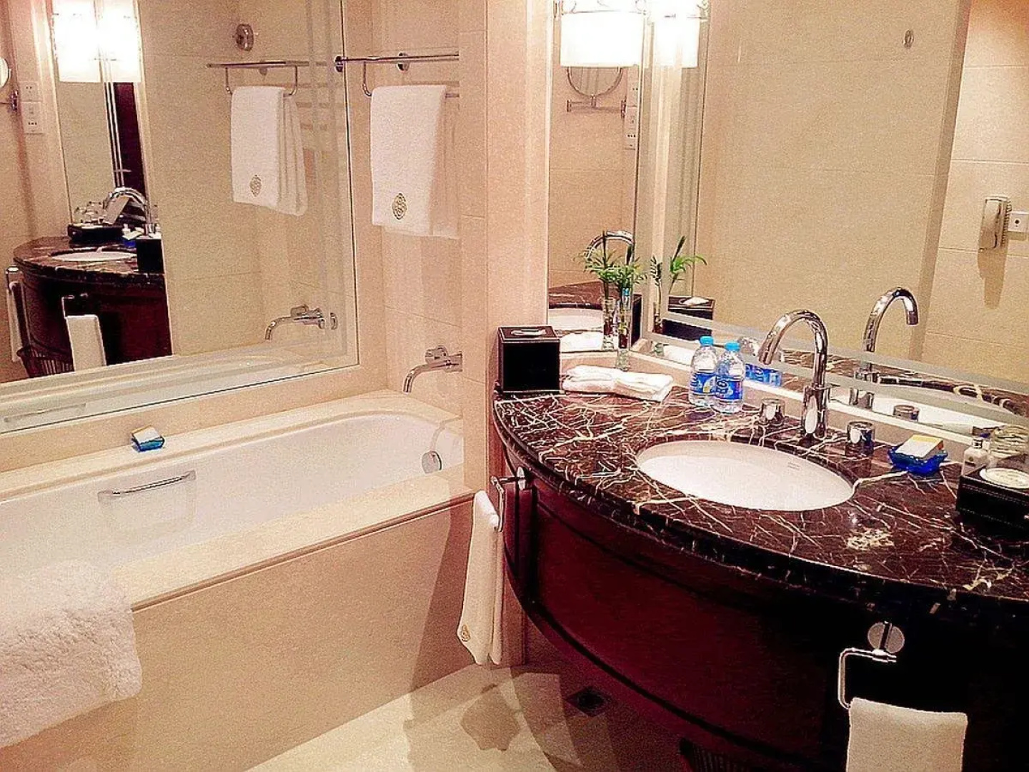 Longqi Jianguo Hotel