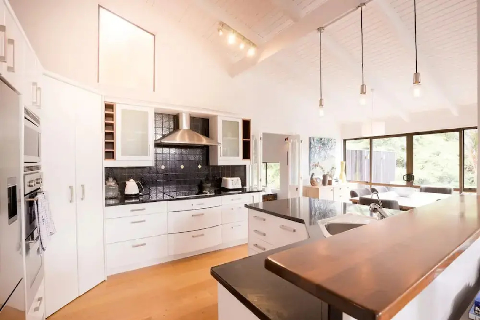 Modern 4 Bedroom Family Home With Pool