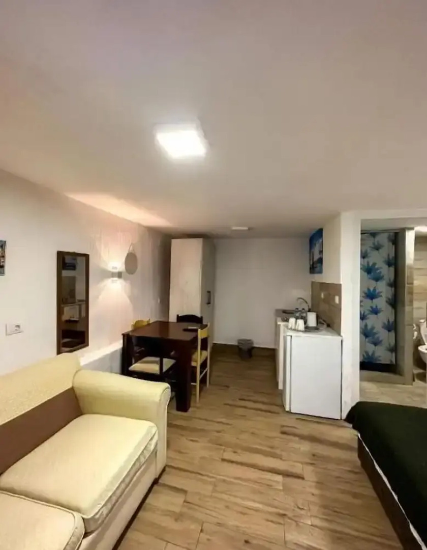 Sereni̇ta Stone House