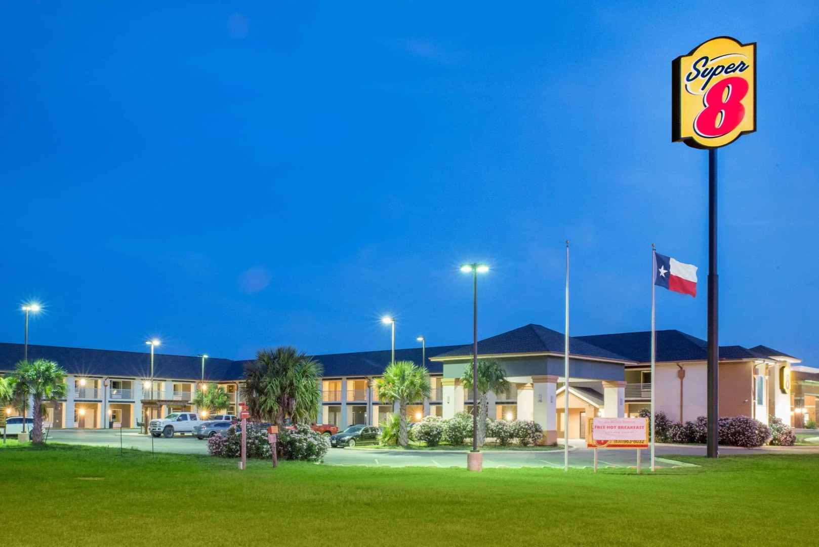 Super 8 by Wyndham Dilley TX