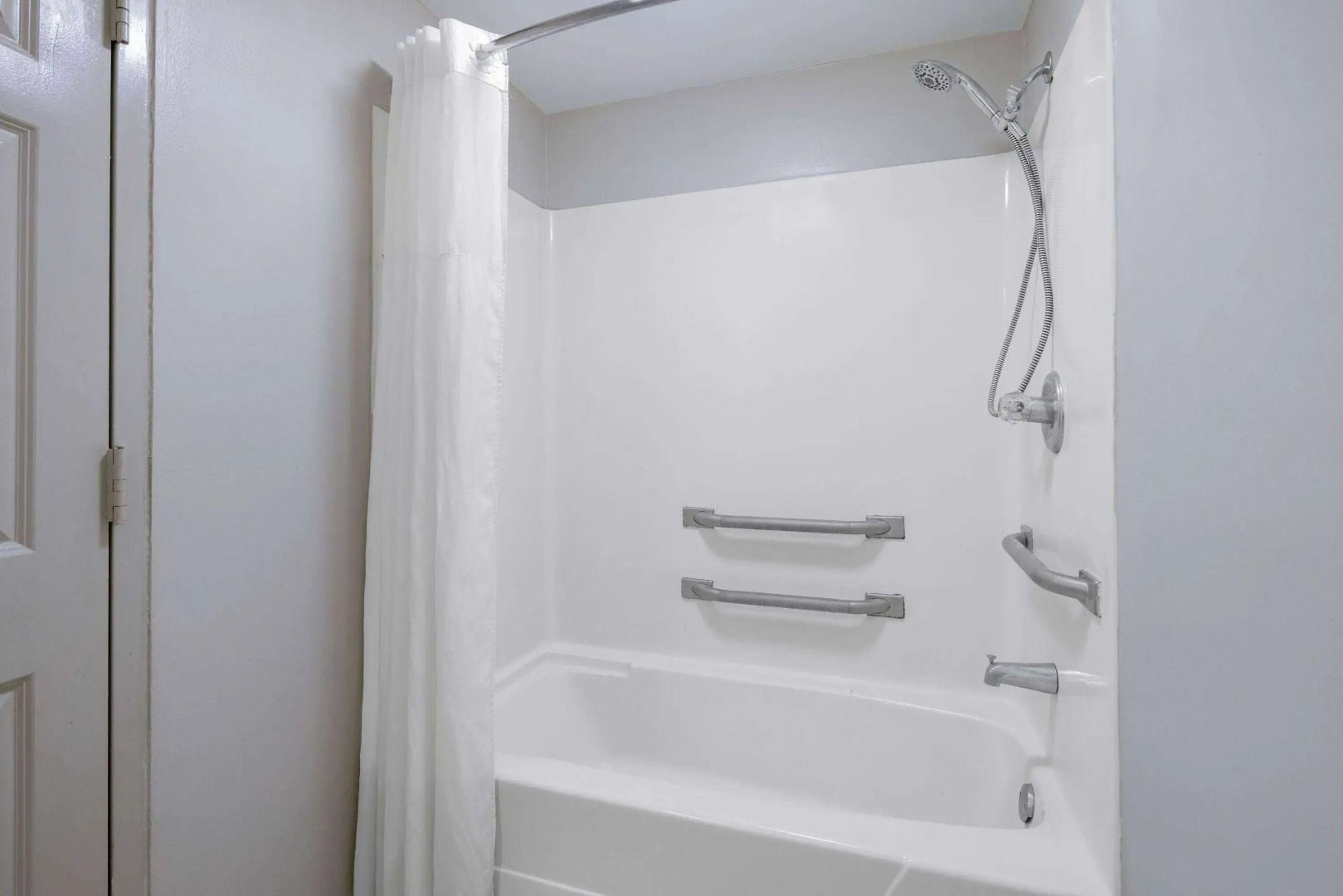 Days Inn & Suites by Wyndham Savannah Midtown