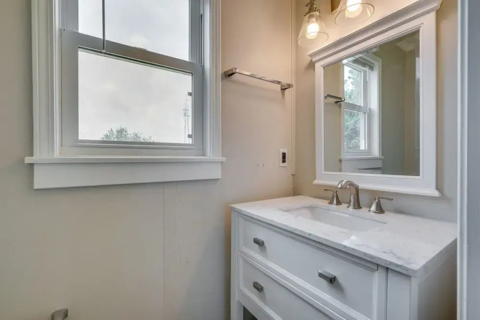 Sunny Corolla Home: Walk to Beach!