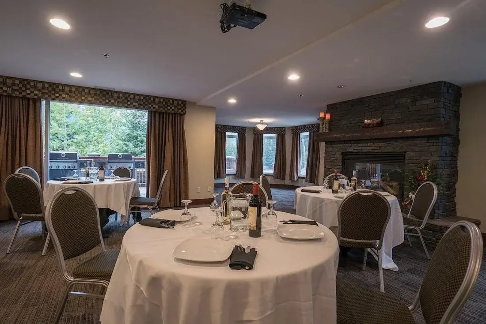 Falcon Crest Lodge by CLIQUE