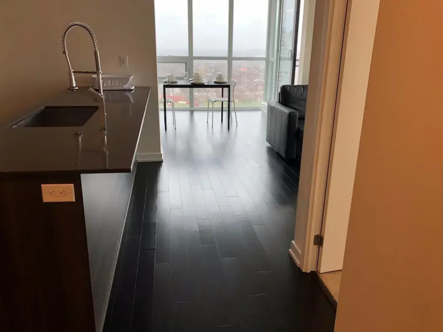 Deluxe Corner Suite - By Elite Suites