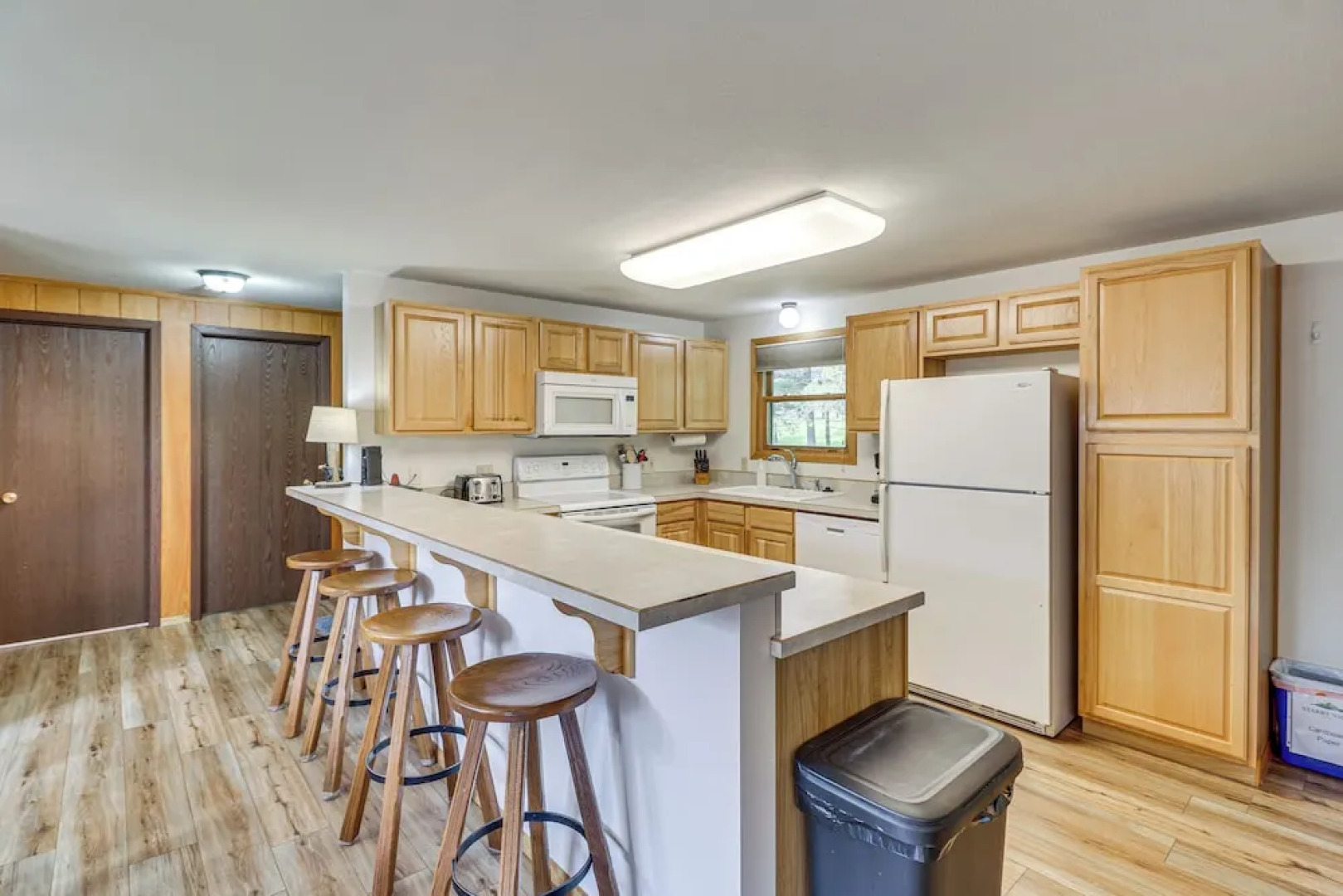 Scenic Forest Lodge Outside Glacier National Park!