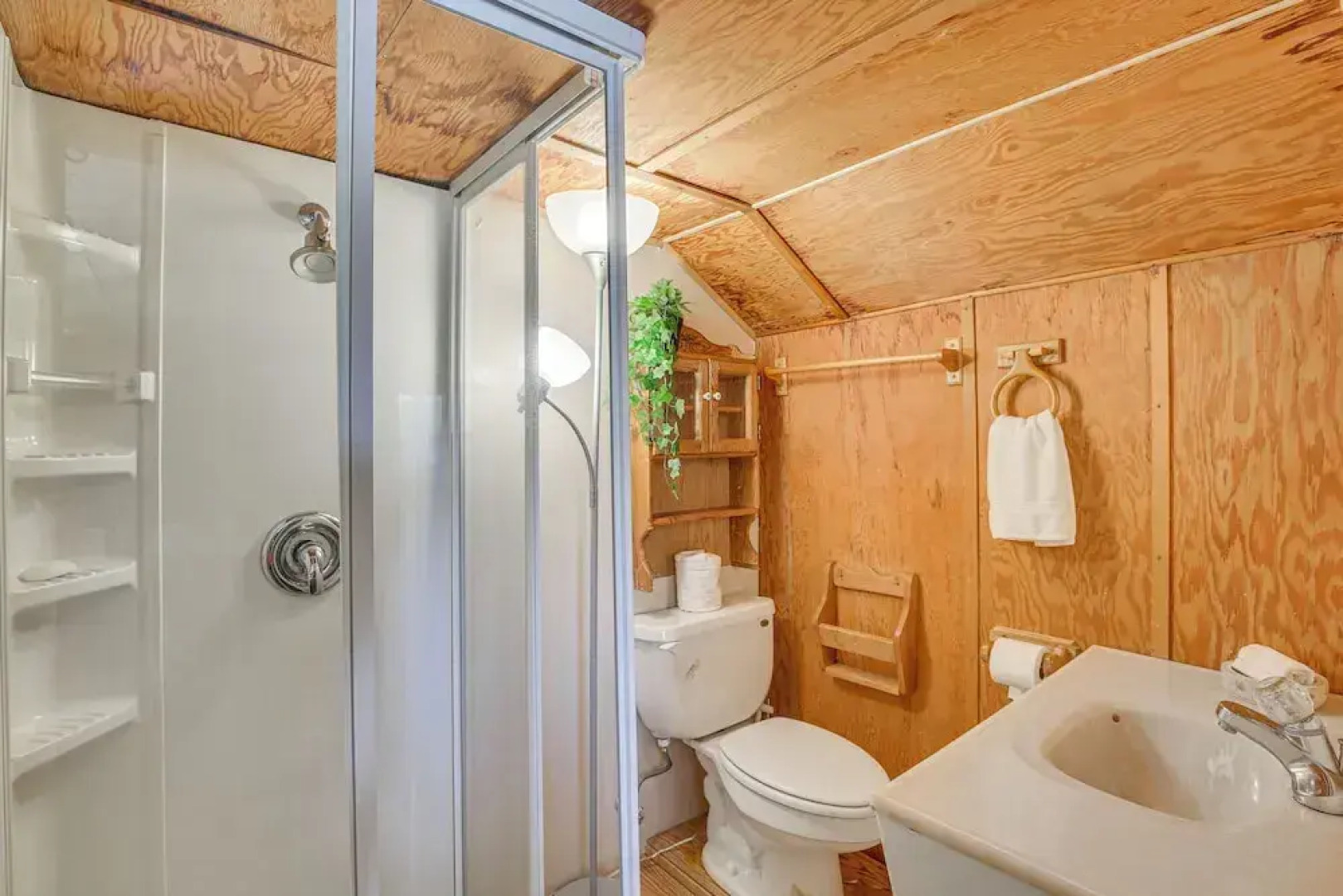 Cozy Crestline Cabin w/ Mountain-view Balcony!