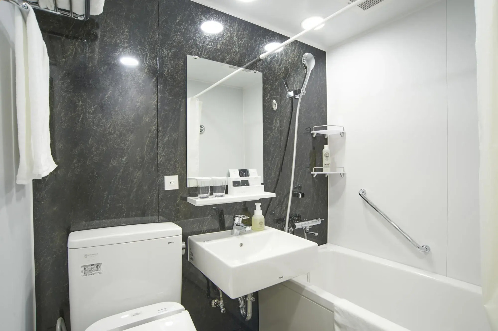 Quintessa Hotel Tokyo Haneda Comic & Books