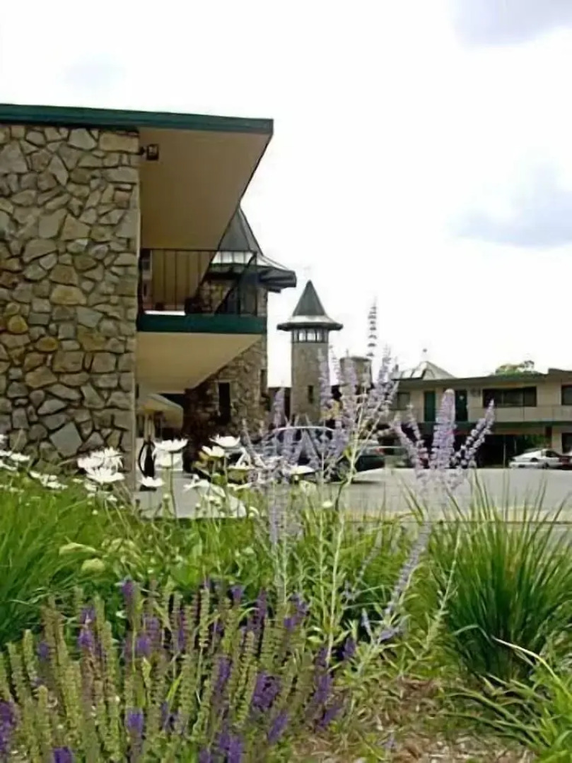 Weathervane Terrace Inn and Suites