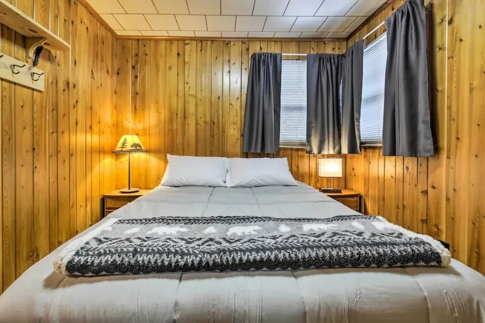 All-season Lakefront Mercer Vacation Rental