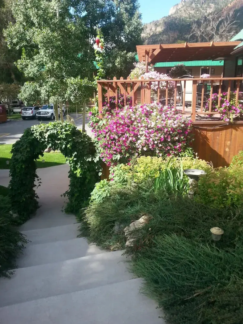 The River's Edge Motel Lodge & Resort