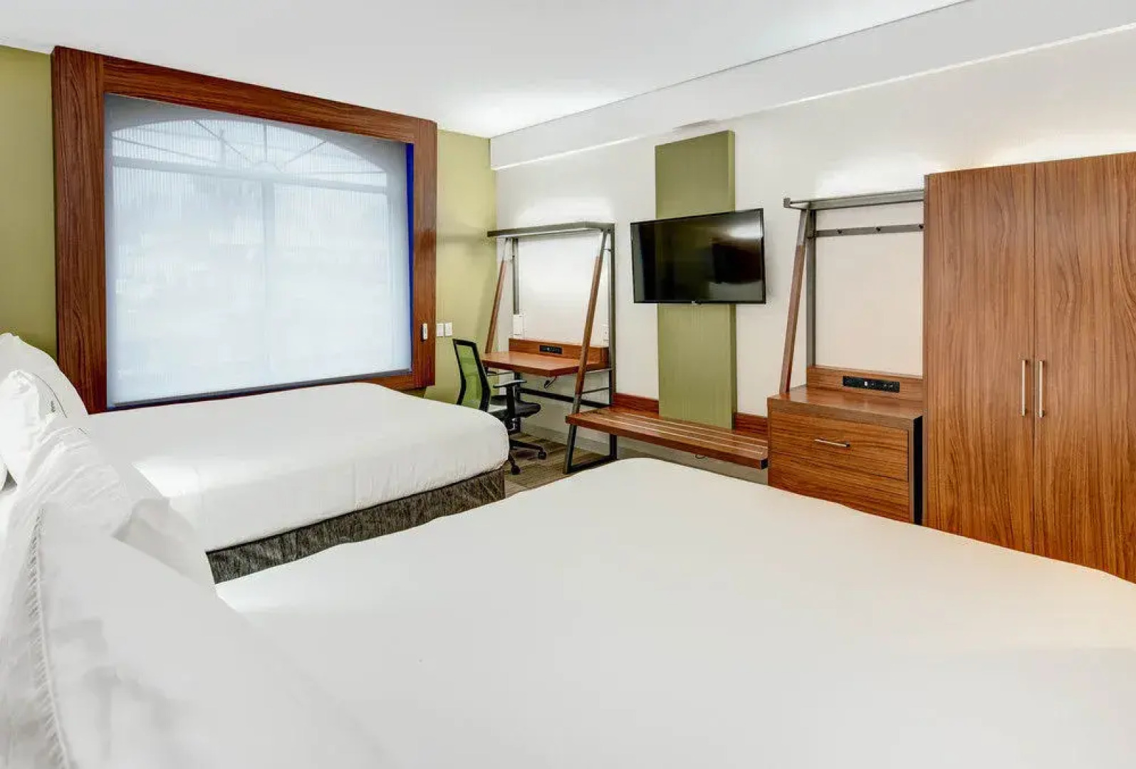 Holiday Inn Express & Suites Woodbridge