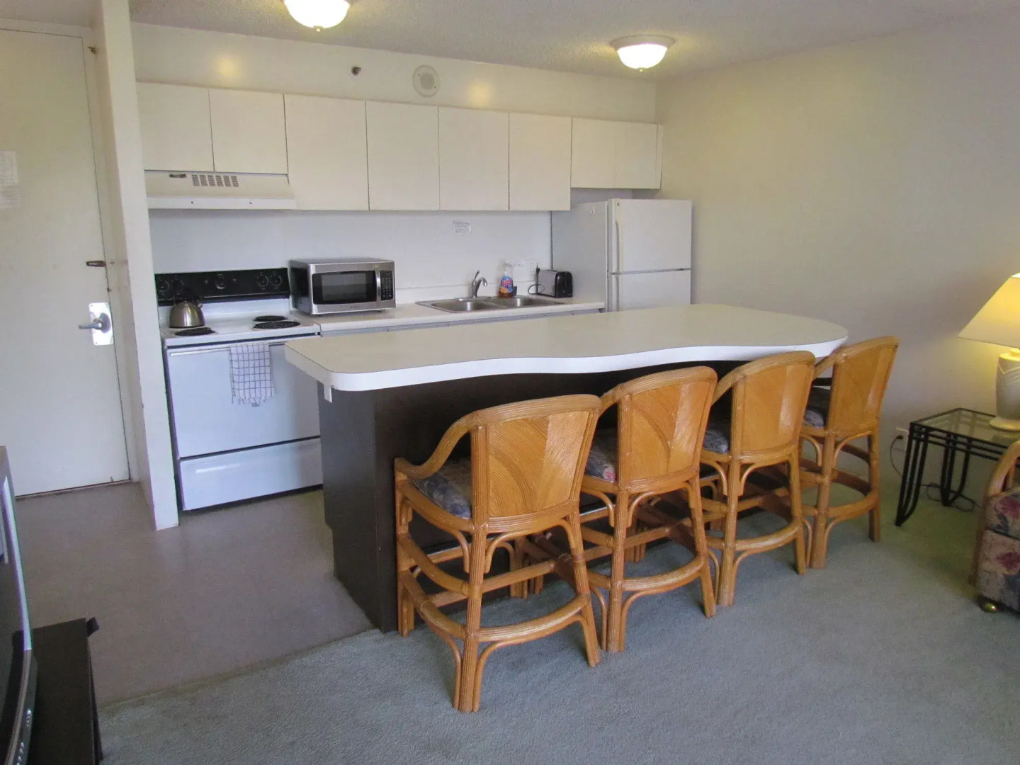 Waikiki Banyan - Walk to the Beach