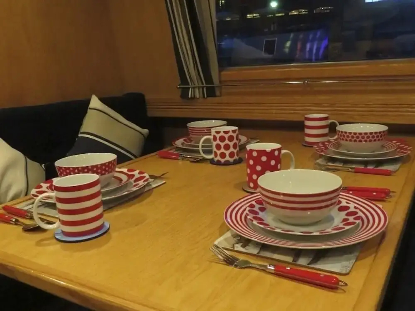 Houseboat Hotels