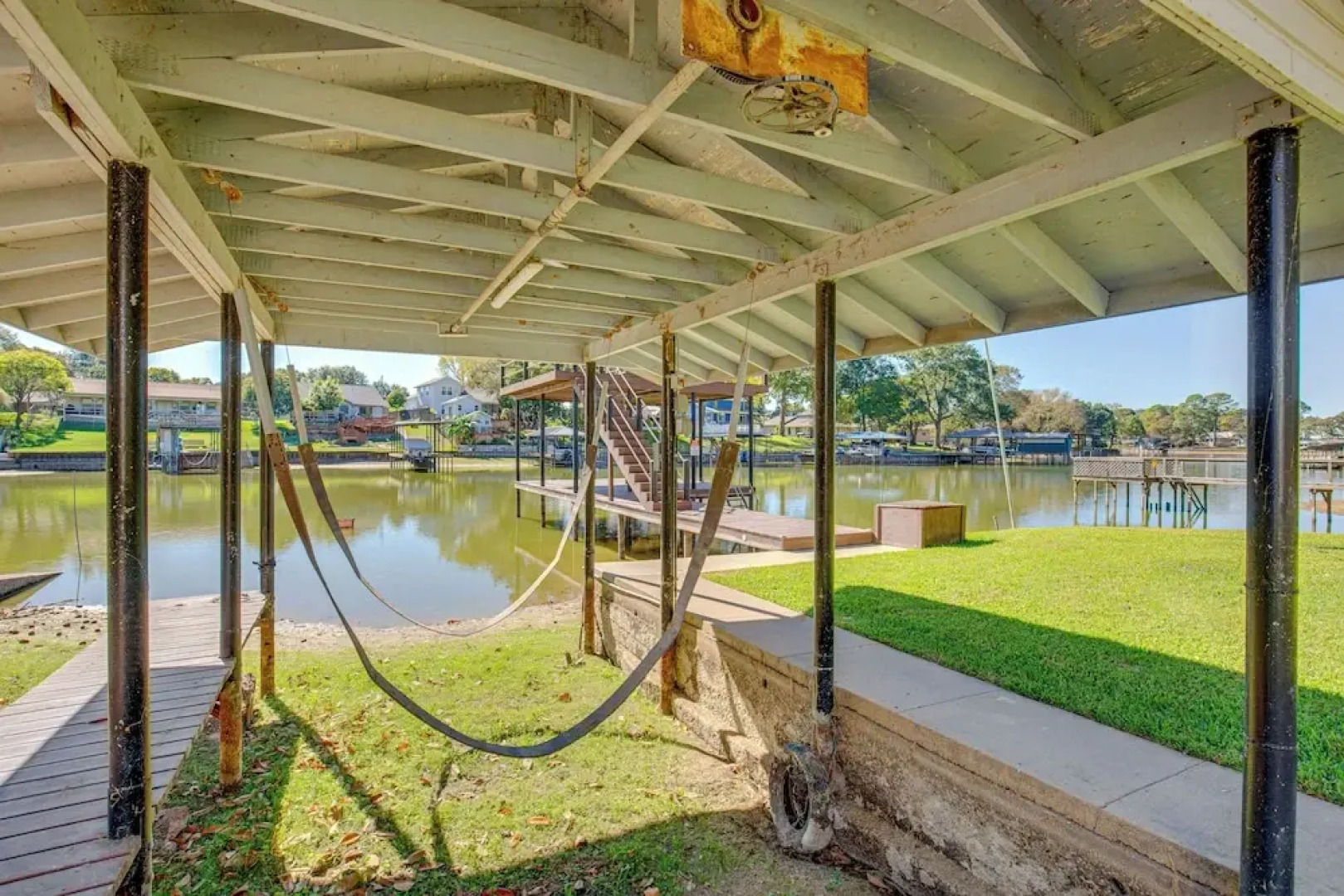 Waterfront Retreat w/ Hot Tub in Gun Barrel City!