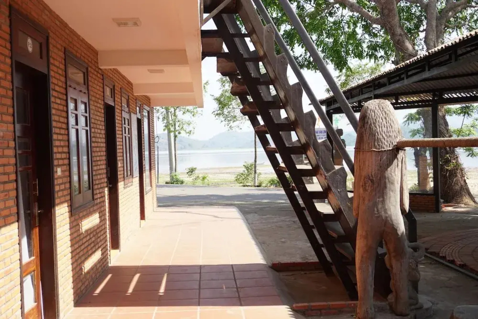 Nha Nghi Van Long Elephants