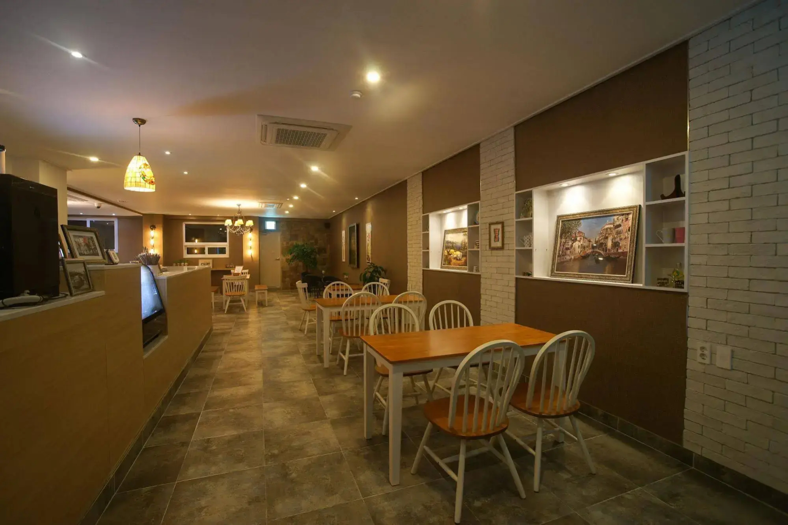 Orange Tree Hotel & Cafe