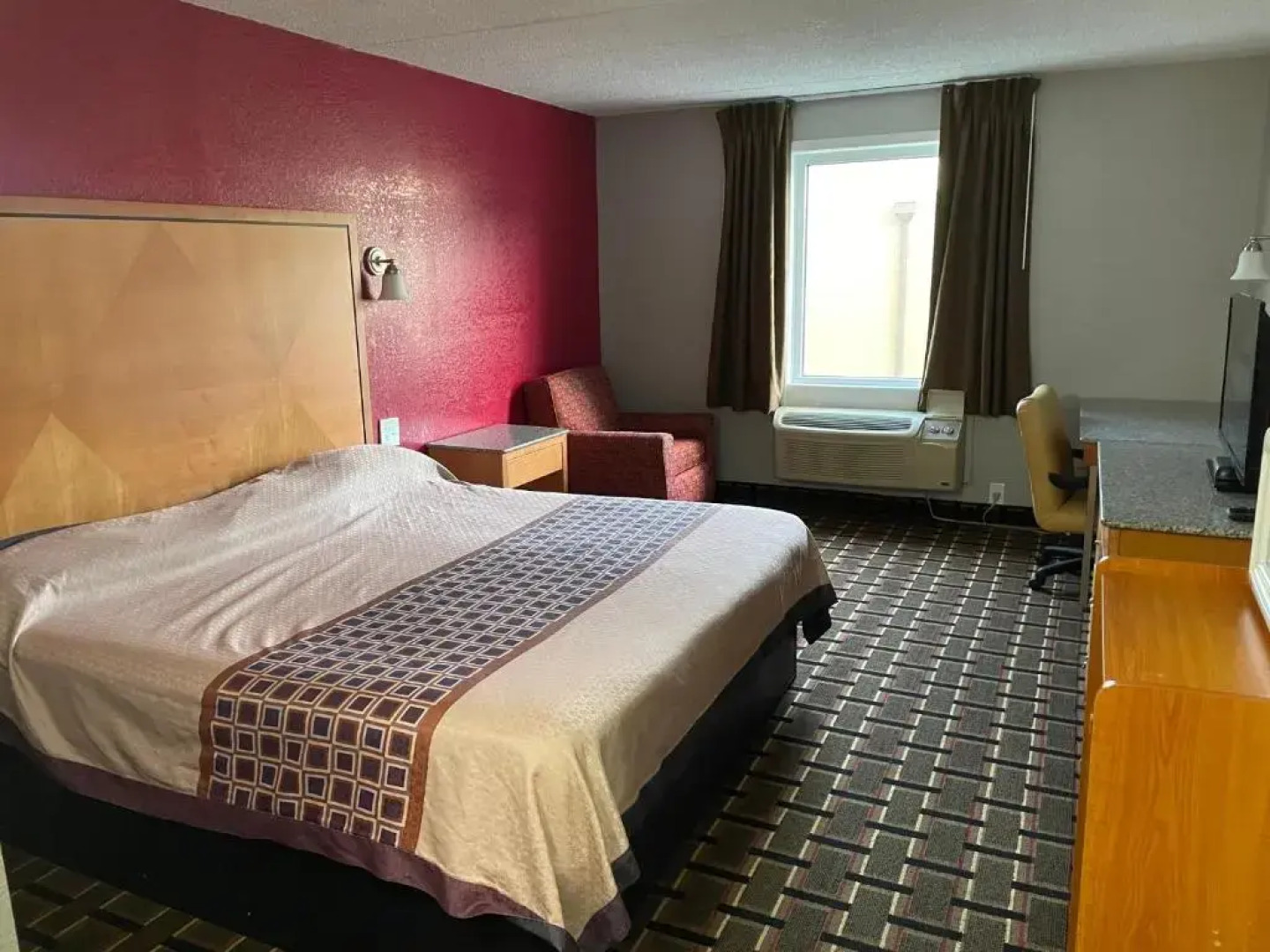 HomeTowne Studios by Red Roof Richmond, VA - W Broad St